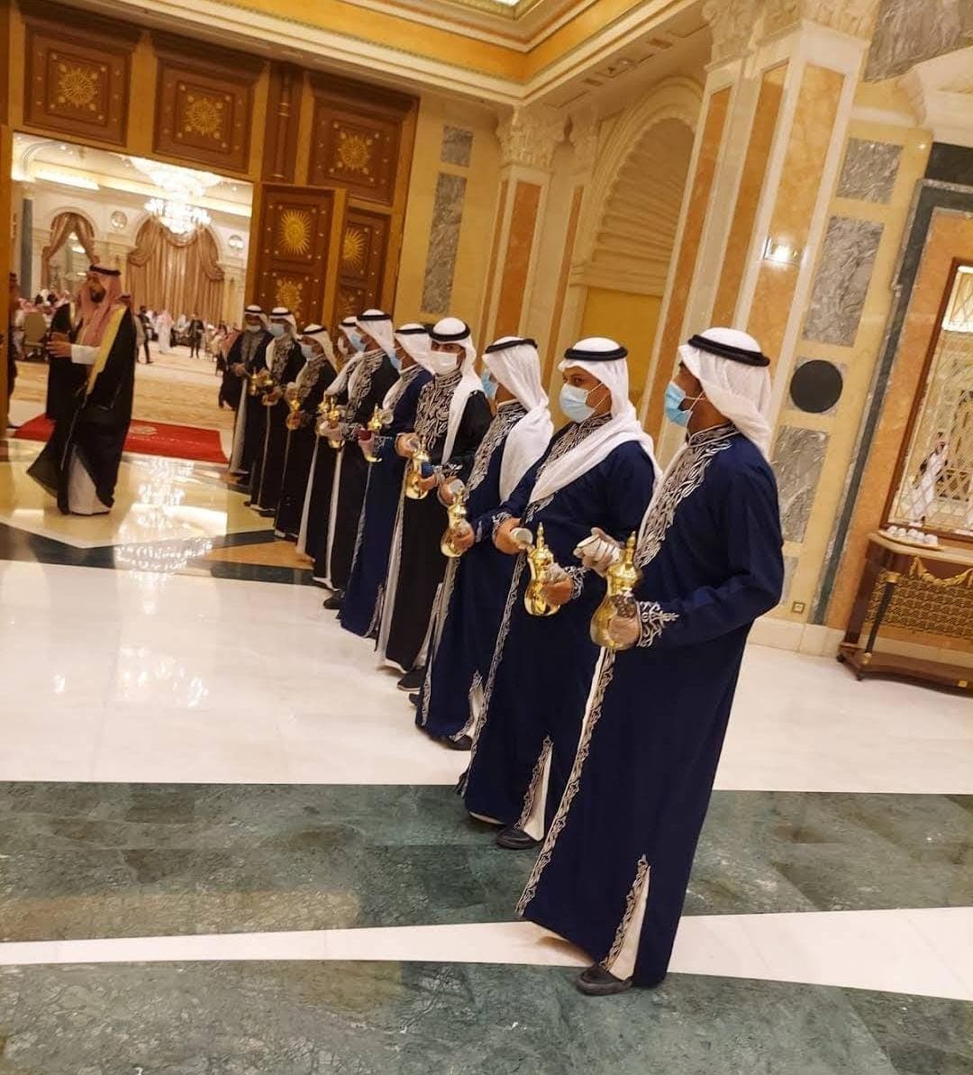 صبابي يقدم القهوة العربية